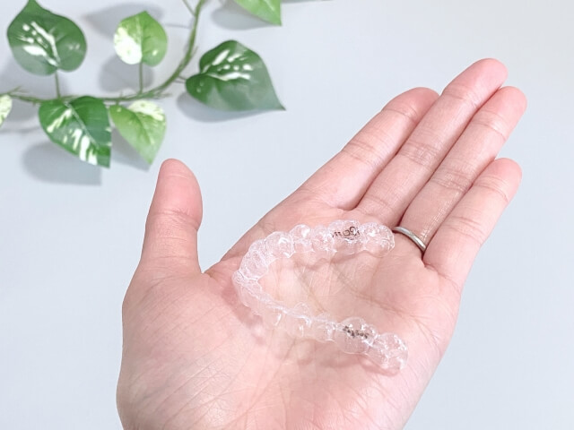 手のひらに乗せたマウスピース