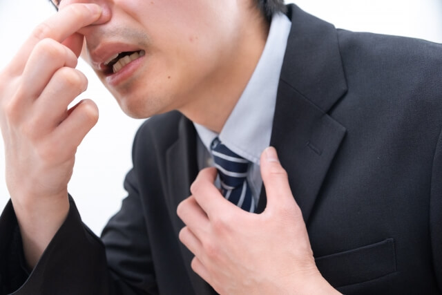 口臭に悩む男性