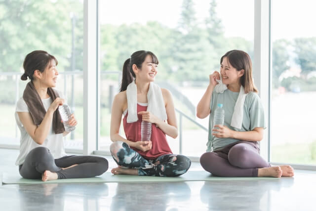 運動後に水分摂取をする3名の女性