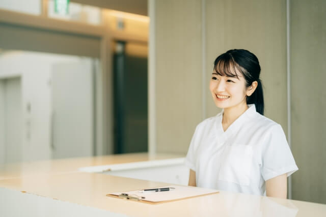 クリニックの受付にいる女性