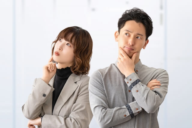 悩む社会人の男女