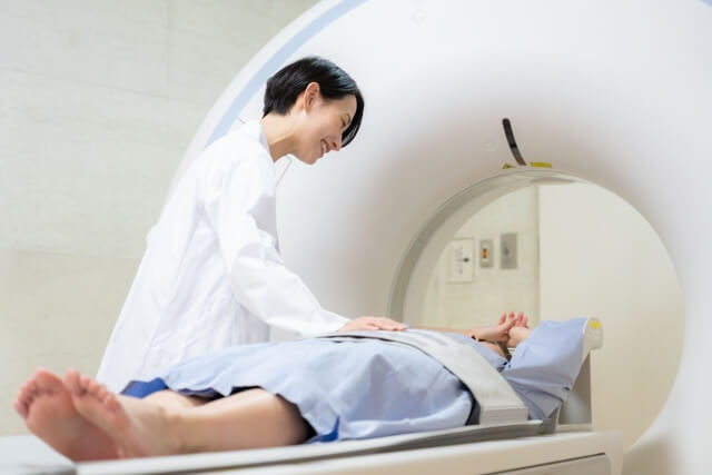 MRI検査をしようとする患者と医者