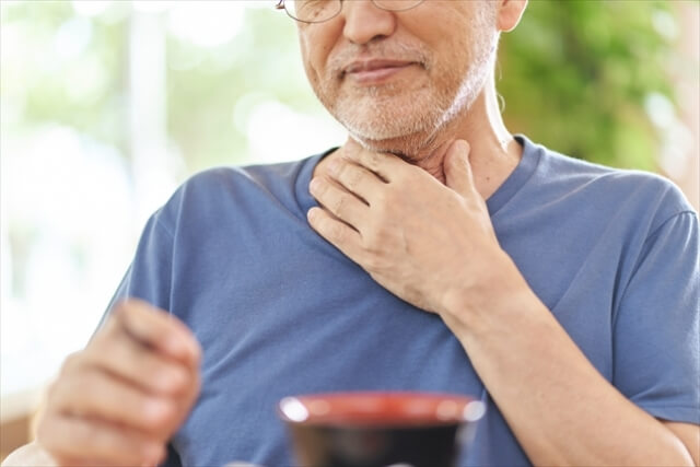 食事中にむせるシニア男性