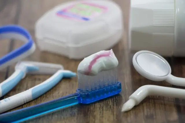 歯ブラシとタフトブラシと歯間ブラシとデンタルミラーとデンタルフロス