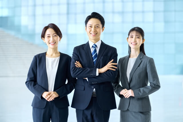男性社員と2名の女性社員