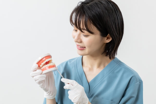 歯磨きの方法について説明する歯科衛生士